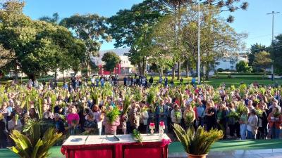 CelebraÃ§Ã£o de Domingo de Ramos em Laranjeiras do Sul reuniu centenas de fiÃ©is